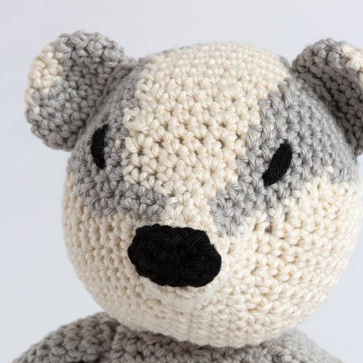 Wool Couture Company - Vente Accessoire de tricot/crochet - Kit de crochet Daisy The Badger4