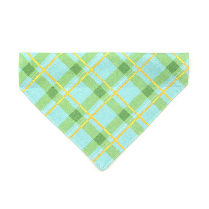 «Carmel» - Bandana in tartan verde per gatti e cani di piccola taglia per la vendita all'ingrosso da parte di Made By Cleo