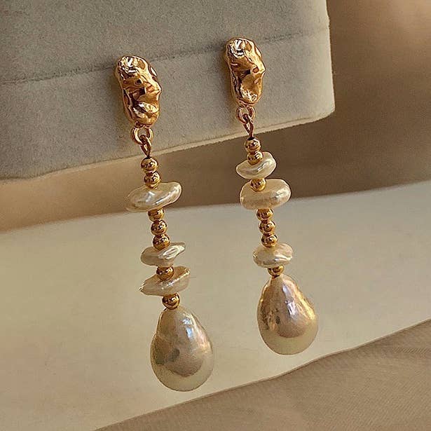 Boucles d'oreilles en perles baroques plaquées or 18K pendantes. pour la vente par Fabula