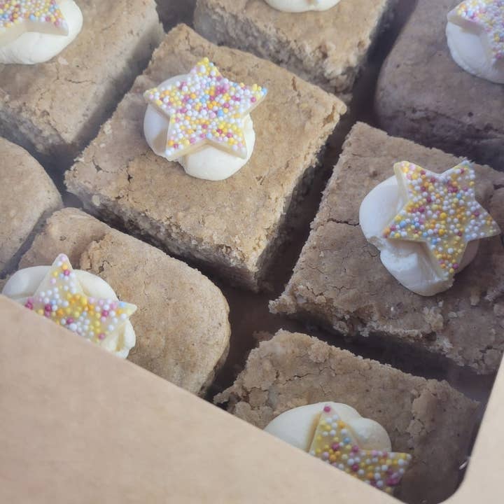 Scatola di Brownie Freschi per Cani Deli per la vendita all'ingrosso da parte di Ruby and Sophia's Dog Bakery