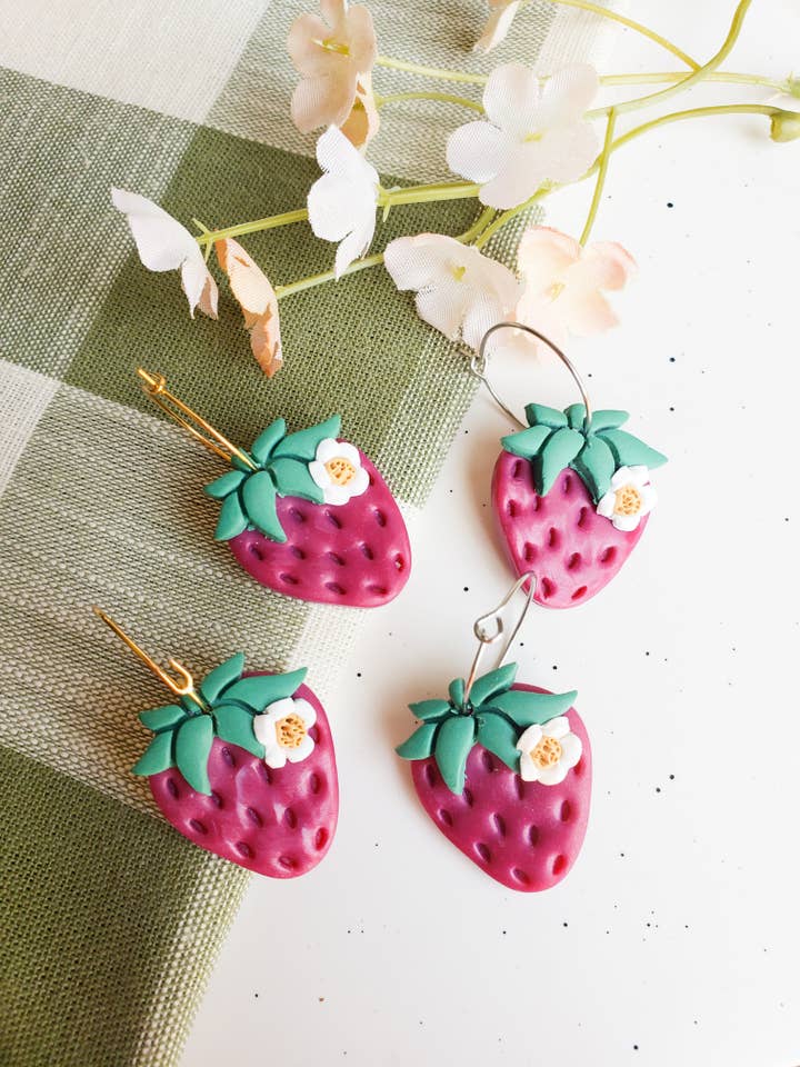 Cerceaux à la fraise pour la vente par Con Alma Handmade Goods