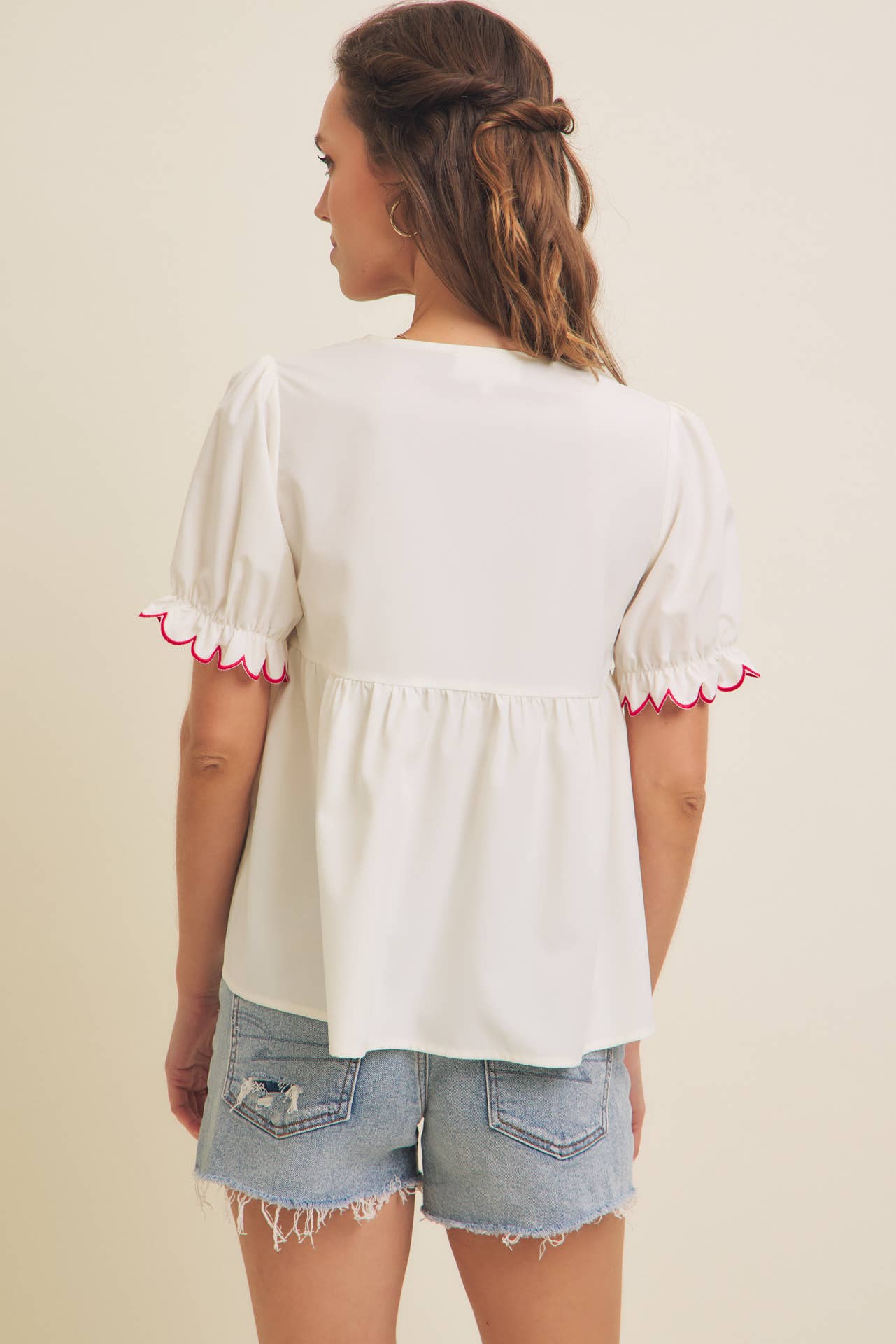 in february - Vente Chemisier – femme - Haut à volants contrastants avec manches bouffantes5