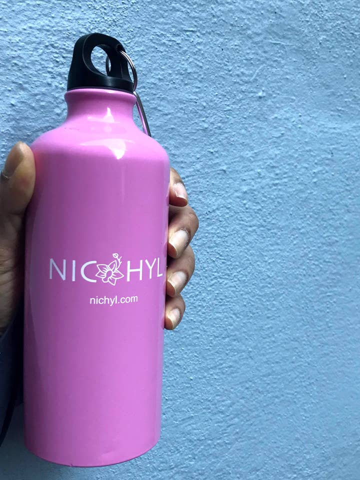 Bouteille d'eau en aluminium Nic Hyl pour la vente par Nic Hyl Clothing
