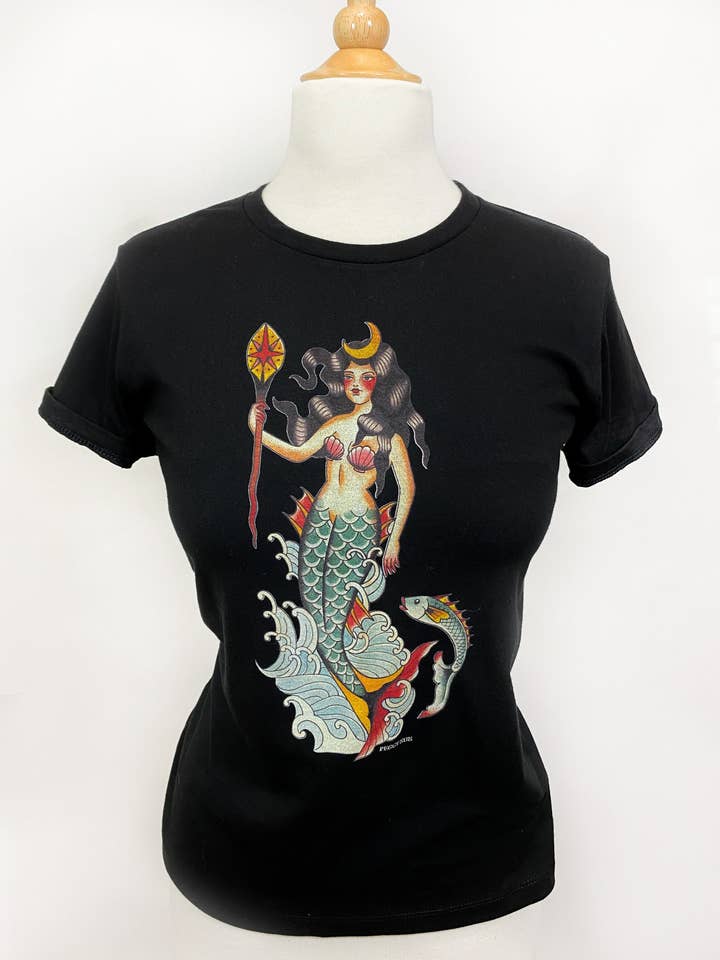 Tee Rainha dos Sete Mares em Preto por atacado de Mischief Made