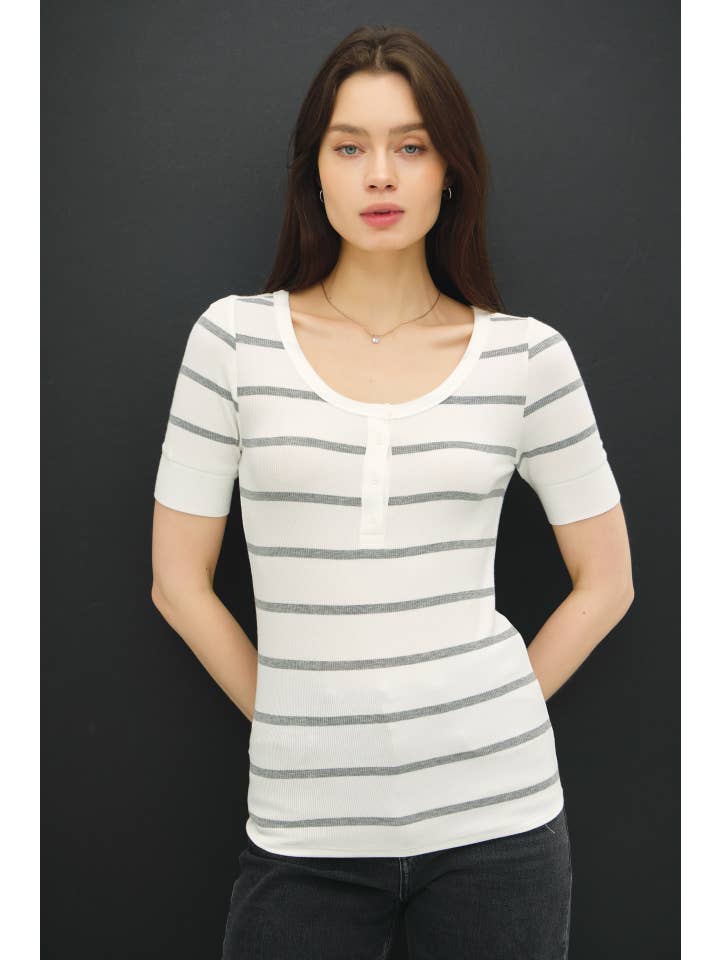 Be Cool - Vente Haut en maille – femme - TOP COURT À MANCHES COURTES AVEC COL HENLEY RAYÉ CLASSIQUE CÔTELÉ