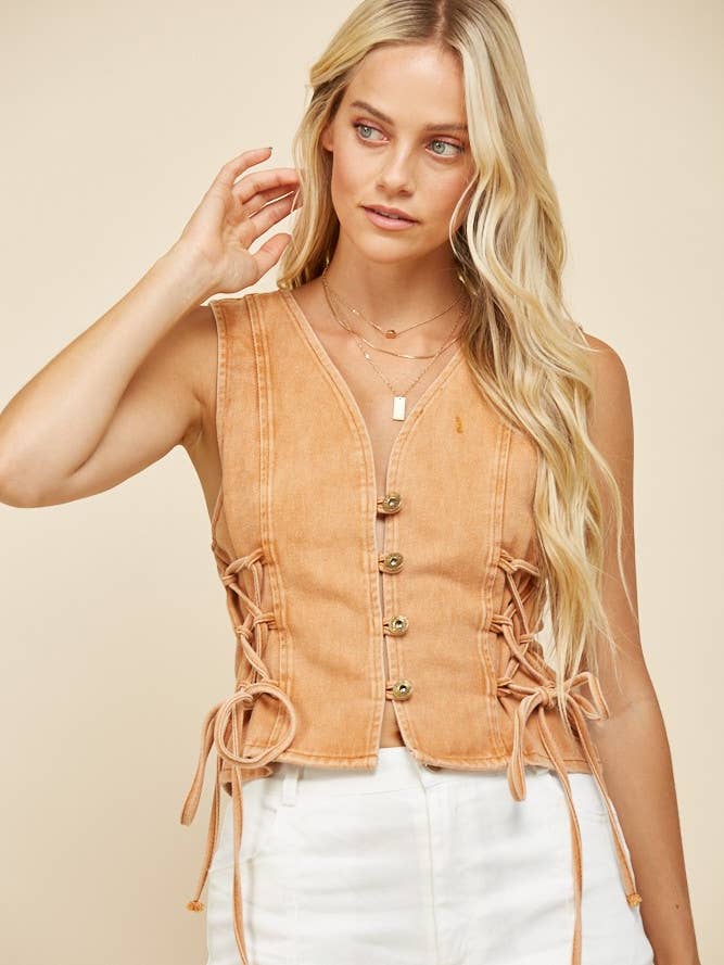 DÉBARDEUR EN JEAN BOHÈME AVEC LACETS SUR LES CÔTÉS - W6402 ROUILLE pour la vente par WISTERIA LANE