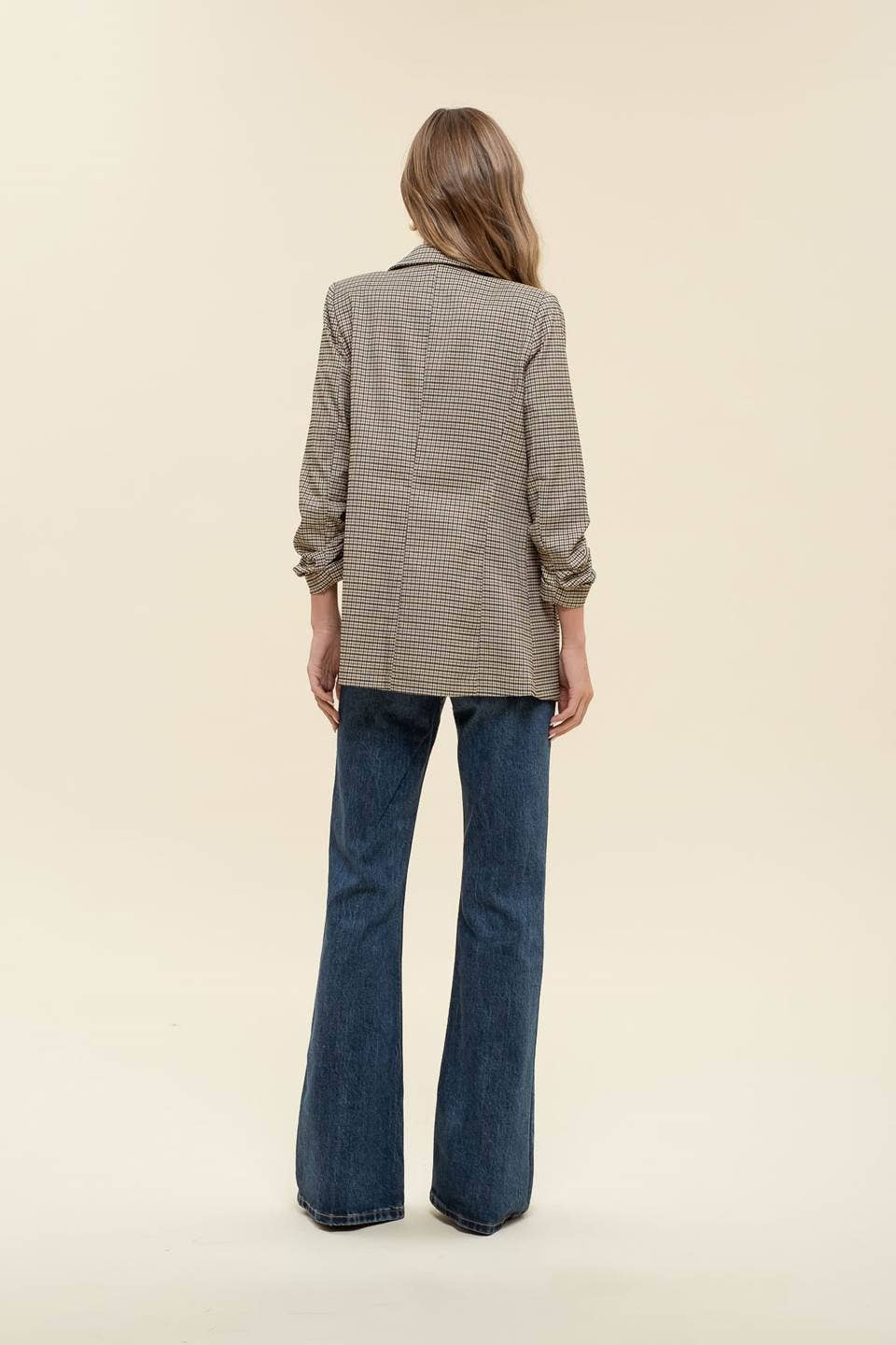 The Workshop Studio – wholesale Blazer - Dam – Rutig blazer med krage och 3/4 ärm med rynkdetalj6