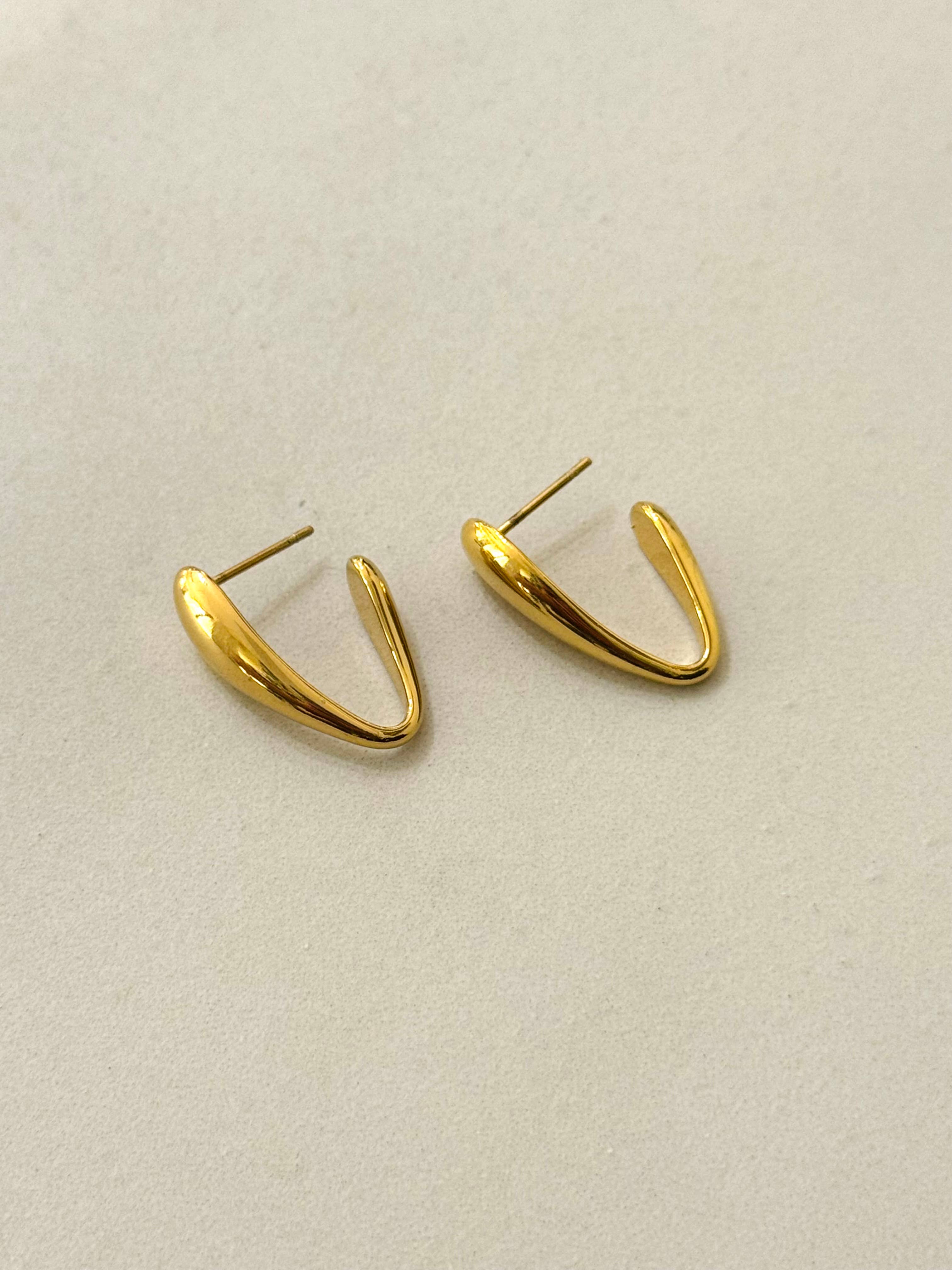 Cassette Barcelona – Engroshandel Hoops – V-formet øreringe i rustfrit stål0