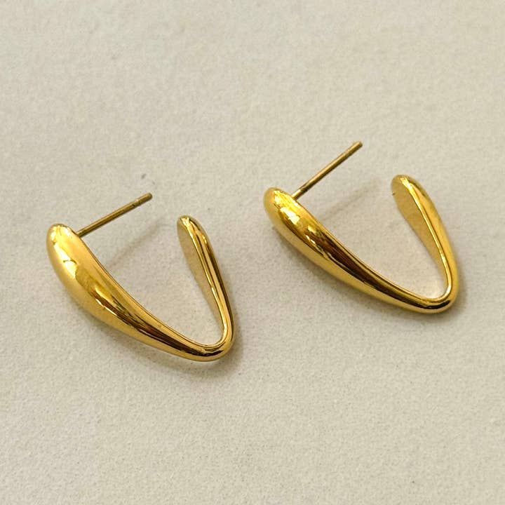 Cassette Barcelona - Vendita all'ingrosso Orecchini a cerchio - Orecchini a forma di V in acciaio inossidabile0