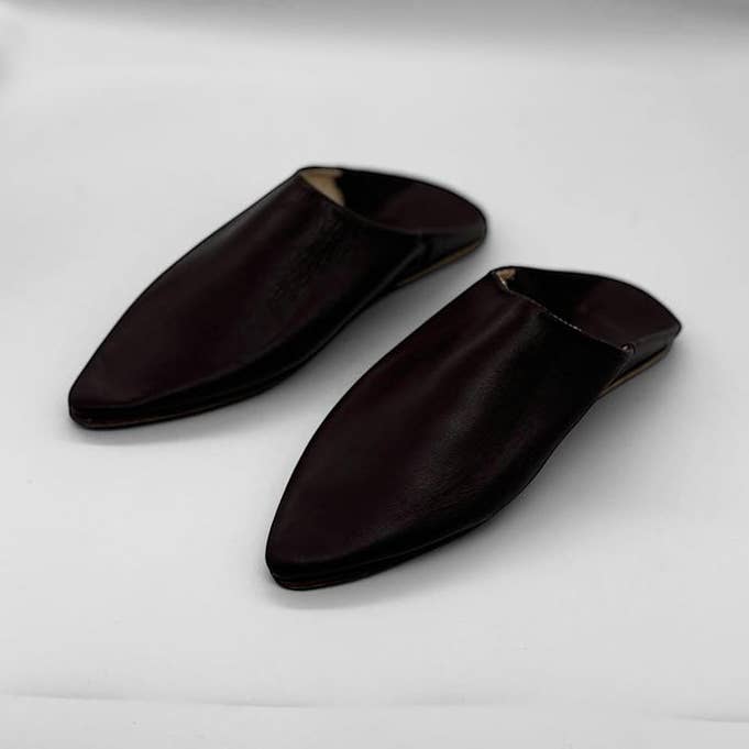 Handmade Moroccan Leather Babouche – Black Pointed for wholesale by HandmadeBestSeller