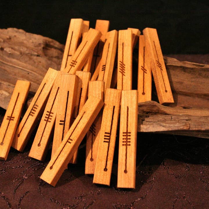 Bâtons oghamiques celtiques en cerisier - Bois gravé pour divination et pratiques psychiques pour la vente par Rare Earth Designs