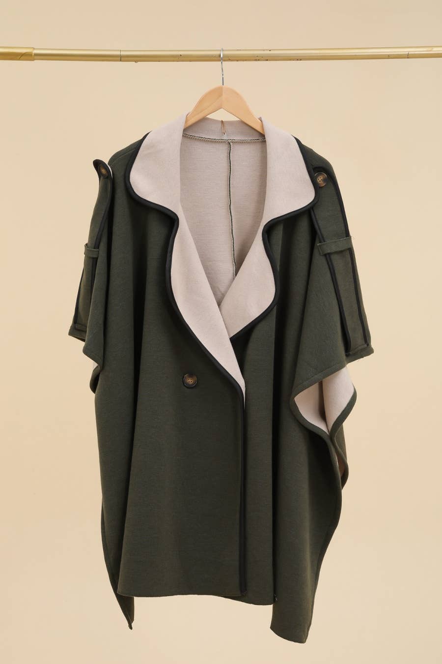 LÉA & LUC – Engroshandel Frakke - Dame – Løs og flydende jakke med poncho-stil fra LÉA & LUC1