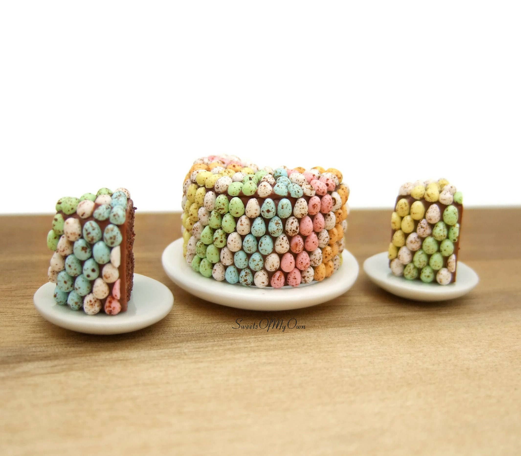 Sweetsofmyown - Vente Décorations de table - Gâteau au chocolat miniature recouvert de 216 mini œufs3