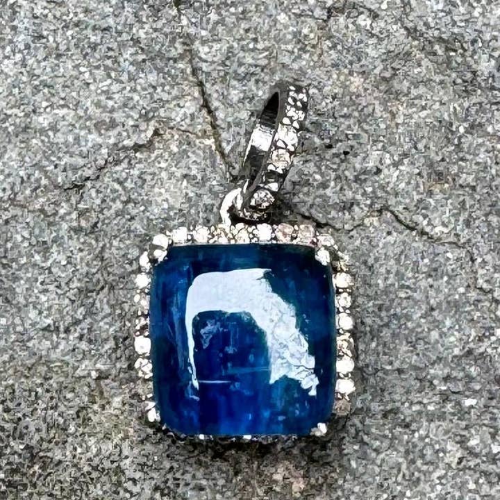 Mini ciondolo quadrato in cianite con pavé di diamanti per la vendita all'ingrosso da parte di ILISSA MICHELE JEWELRY