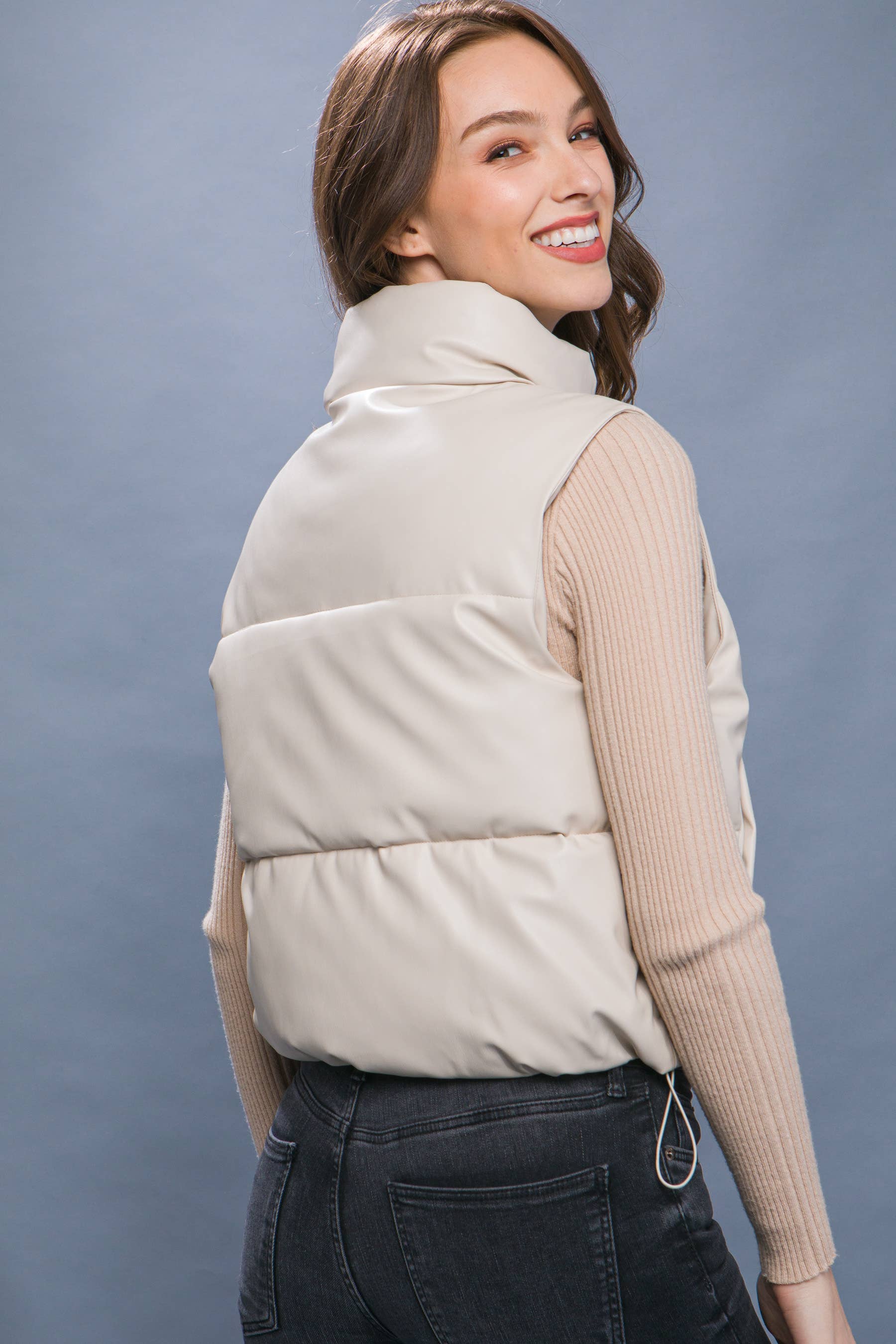 Apolline – wholesale Väst - Dam – HÖG HALS QUILTAD PU PUFFER VÄST7