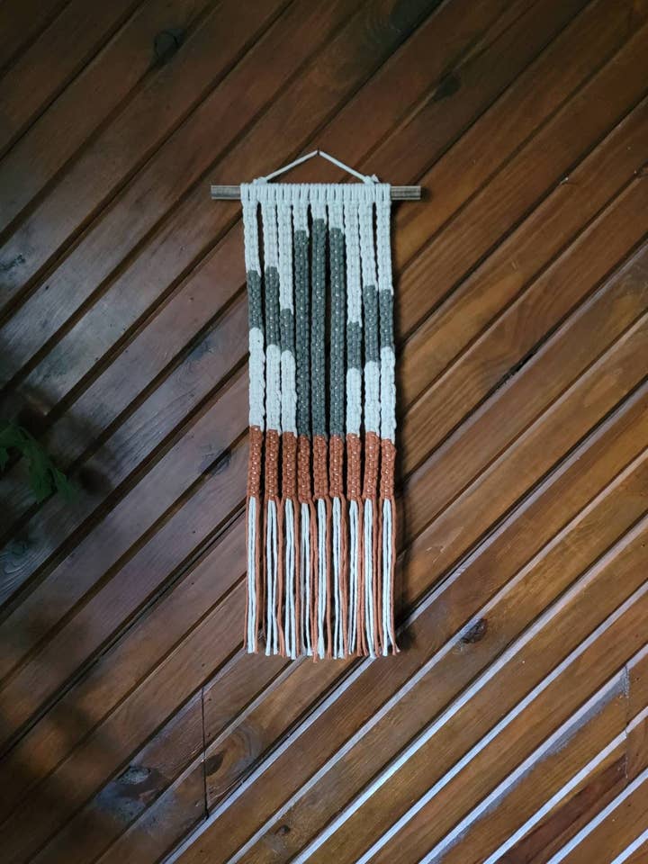 Tenture murale en macramé en forme de cactus pour la vente par Knotty Boho Designs