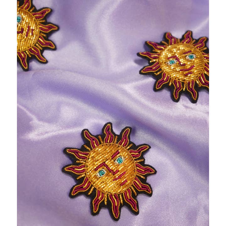 MALICIEUSE – Großhandel Broschen – Handgemachte Sonnenbrosche mit Cannetille-Stickerei – Mystic7