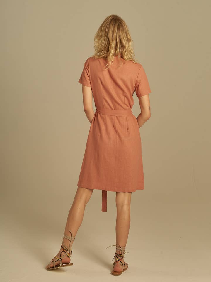 Totola Knappet Mini Kjole for engroshandel hos Manifiesto