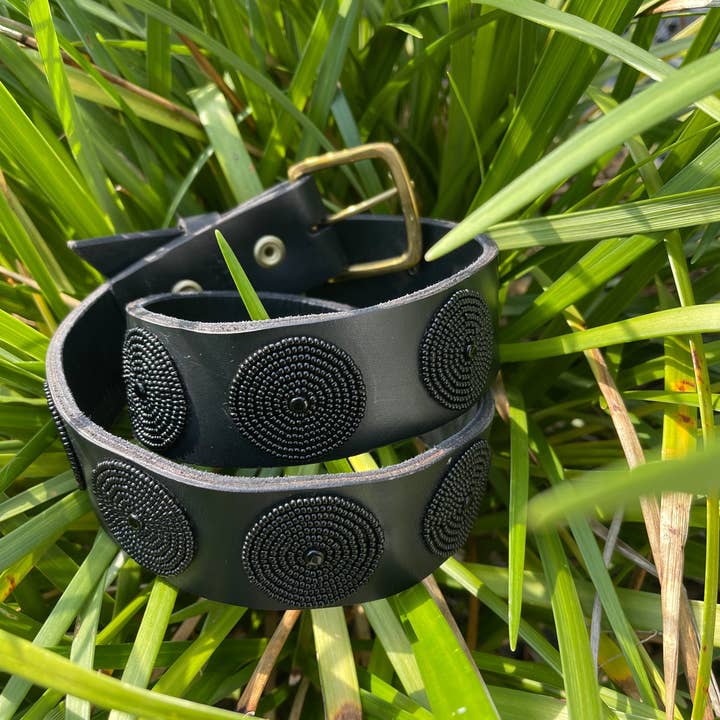 Cinto Preto com Fivela de Disco 1 1/2 Largura - Fivela Prateada por atacado de The Kenyan Collection Inc. dba TKC Inc