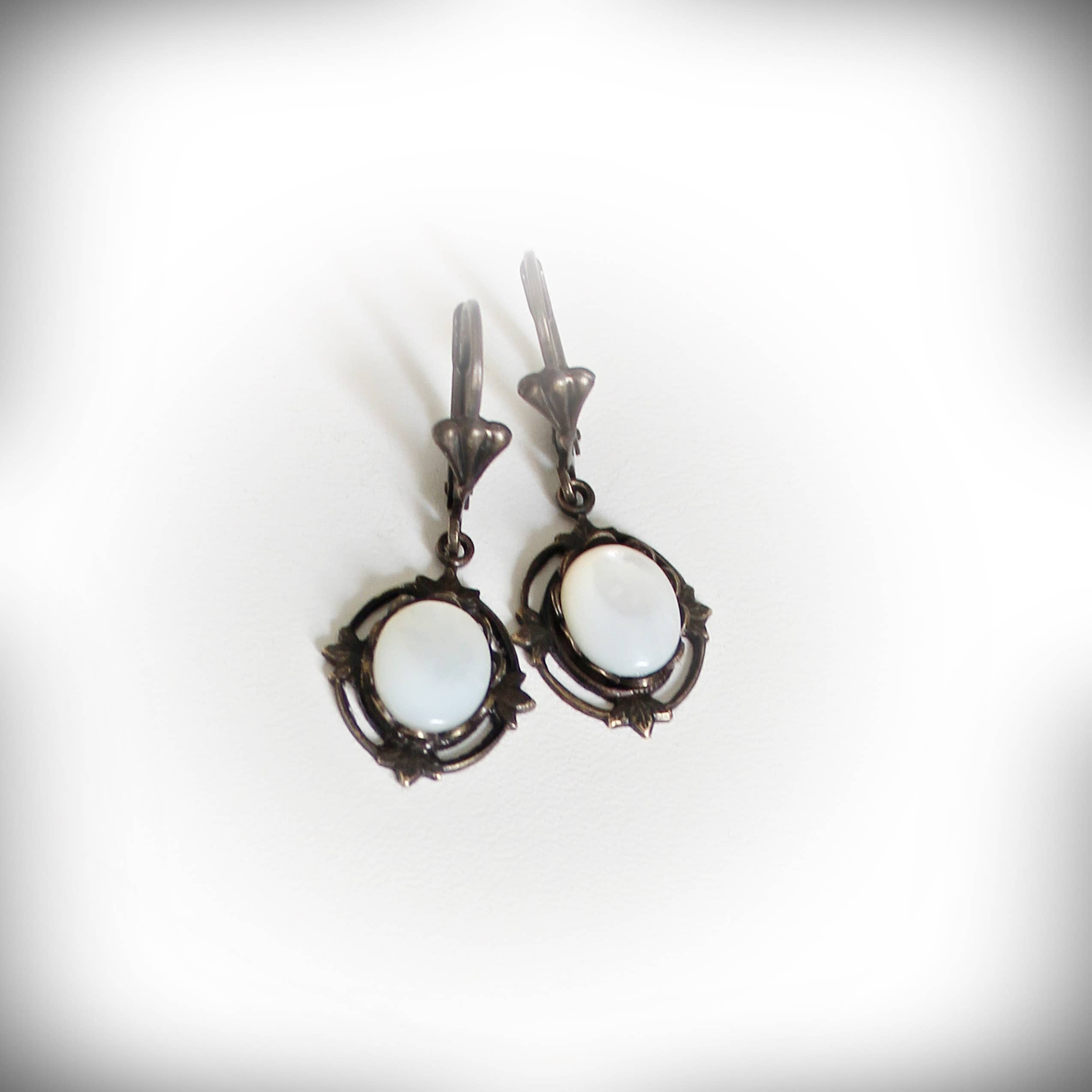 Circa 1890 - Vente Boucles d'oreilles pendantes - Boucles d'oreilles pendantes en nacre blanche style vintage