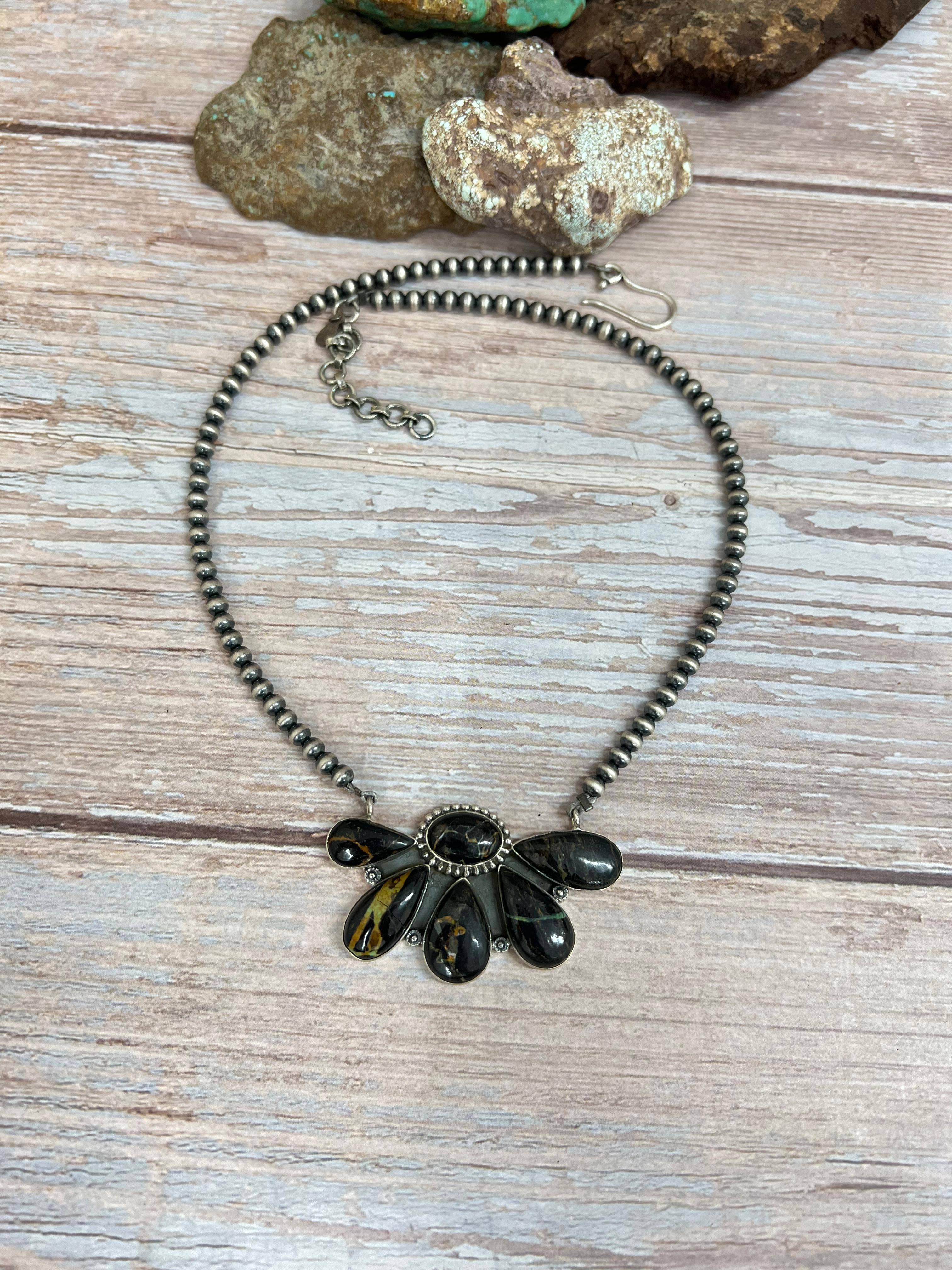 Nizhonitradersllc - Vendita all'ingrosso Collane di perline/perle - Collana artigianale in argento sterling con perline di turchese Blackjack firmata Nizhoni.4