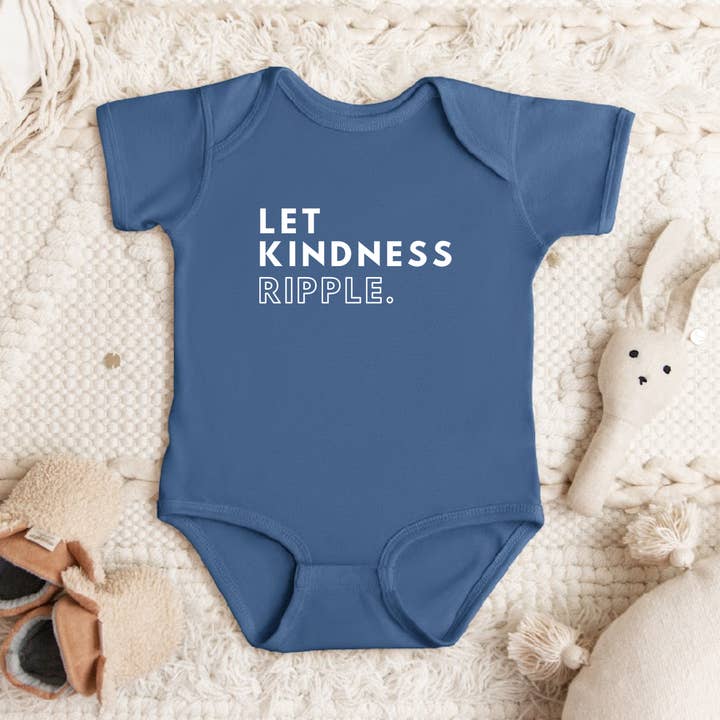 BÉBÉ - Laissez la Gentillesse Se Répandre Combinaison pour la vente par Say Hello Threads