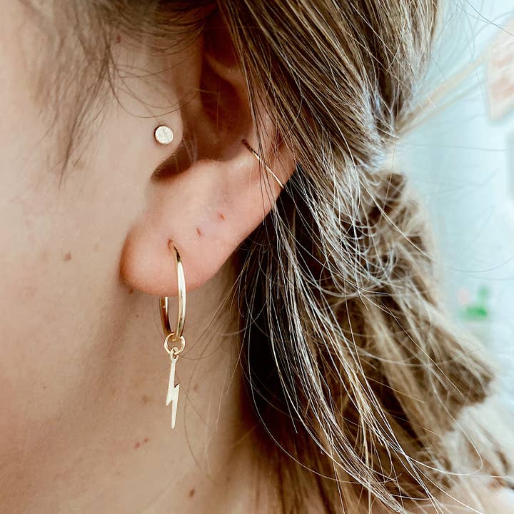 The General Collective – Engroshandel Huggie-øreringe – Skye Hoops7