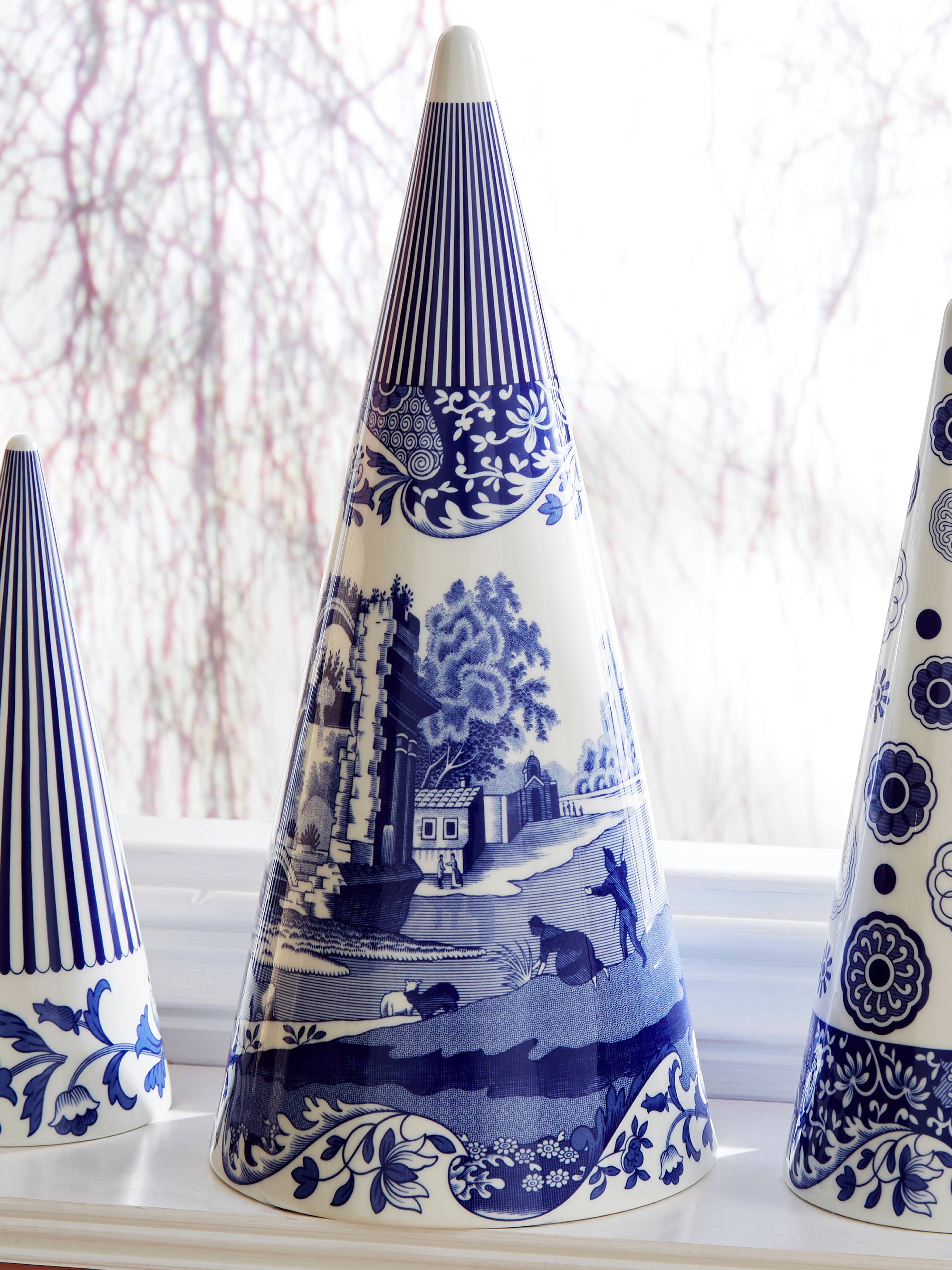 Portmeirion, Spode, Pimpernel, Nacthmann, Wrendale Designs - Wholesale Decorative Figurine - Blue Italian Topiary LG1