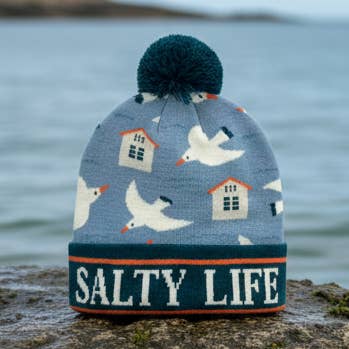 Bonnet à pompon tricoté Salty Life Seagull & Beach House – Chapeau d'hiver côtier pour la vente par Northern Icons Creations INC