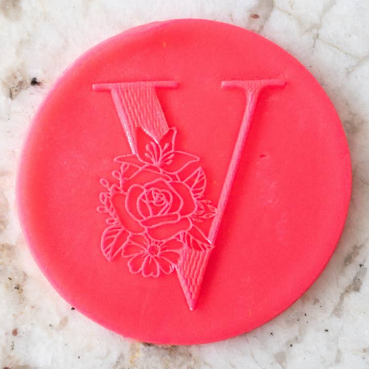 Alphabet Letter V PopUp koekje met reliƫfstempel met bloemenprint voor wholesale door Cut Bake Stamp