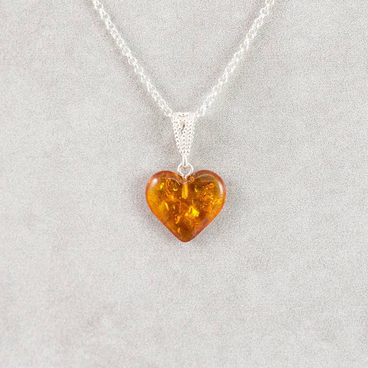 Pendentif en ambre de la Baltique, pendentif cœur en ambre pour la vente par Marcin Waryszak