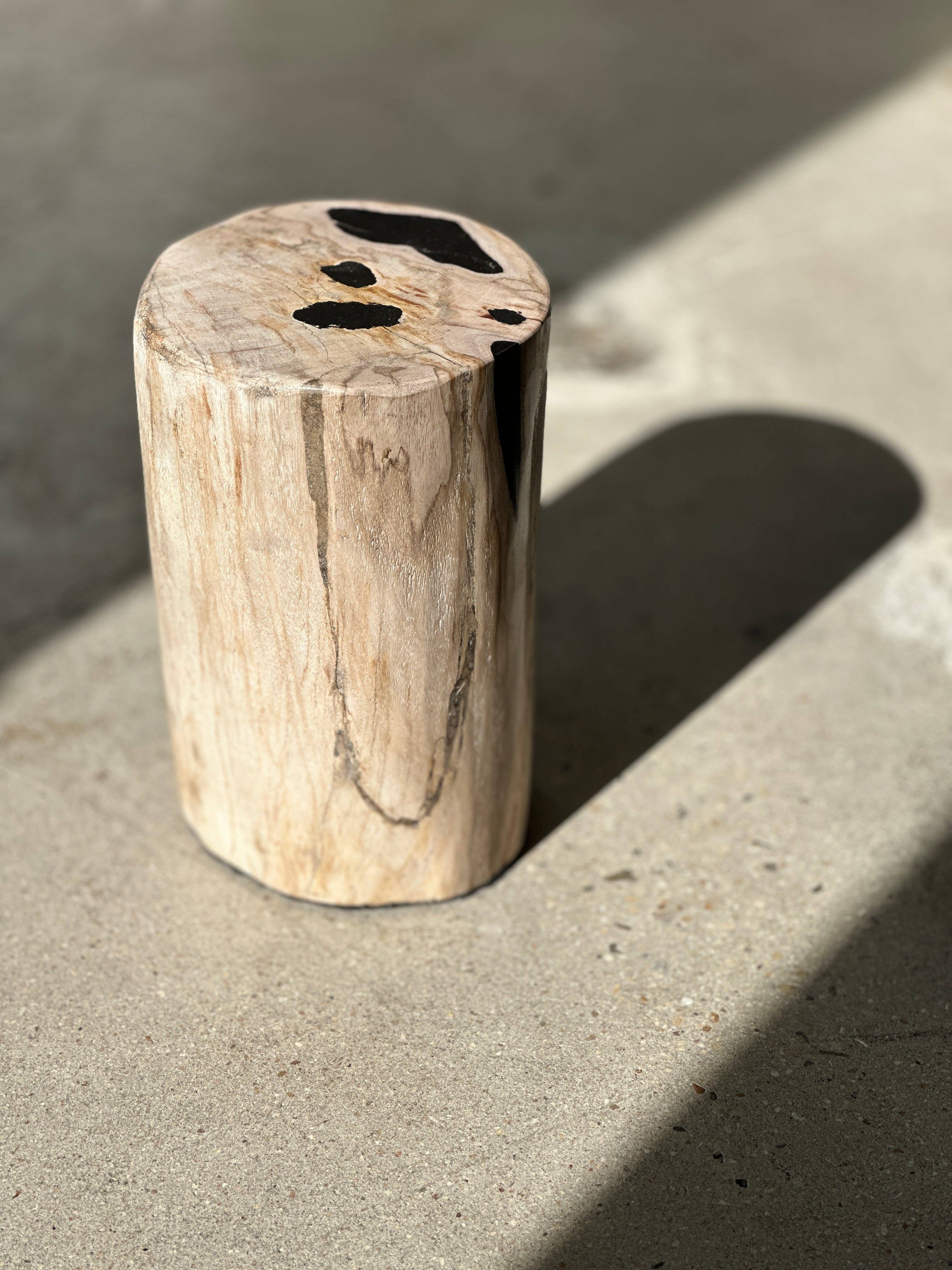 Office Objets - Wholesale Side Table - White petrified wood side table with black spots H:27.5 D:1855