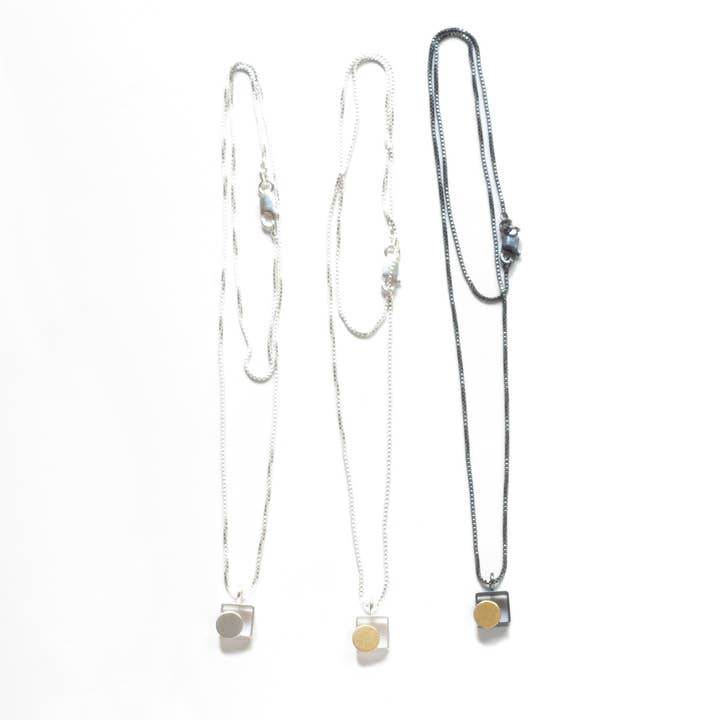 MJ10N - Collier carré à pois dorés ou argentés pour la vente par ASHKA DYMEL Studio