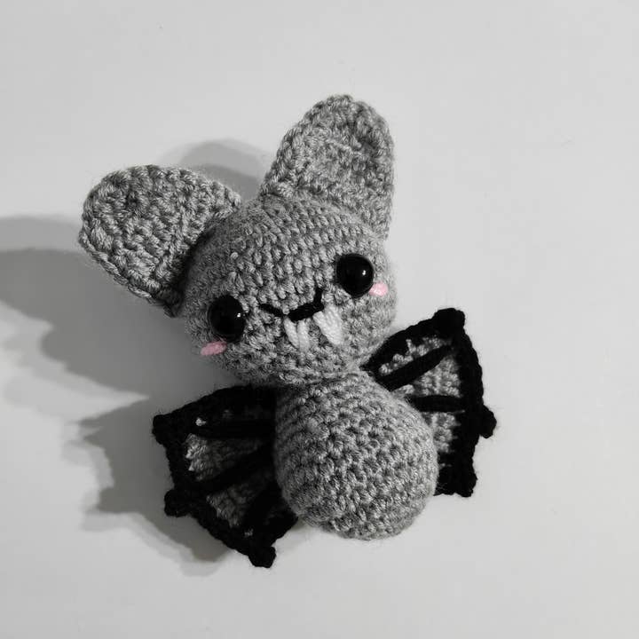 despinacrafting – Großhandel Kuschel-/Plüschtier – Kind & Baby – Häkelfledermaus, Stofftier, Halloween-Dekoration3