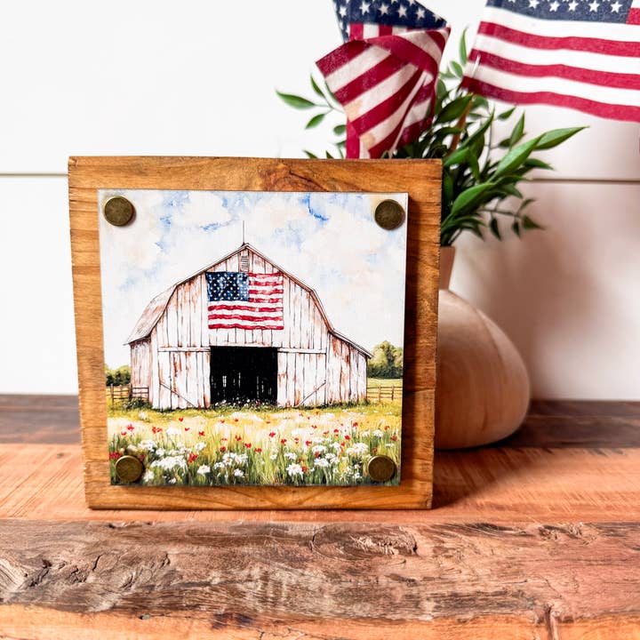 Hvid lade med flag mini træblok skilt for engroshandel hos WillowBee Signs & Designs