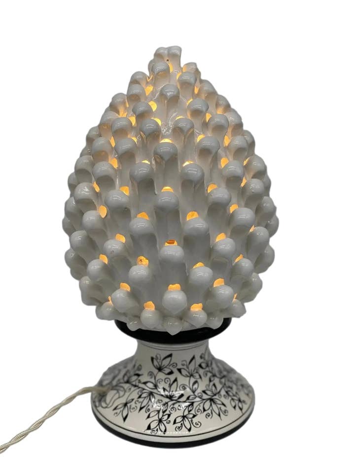 Caltagirone keramiska genombrutna furu kon lampa cm H.30 L.20 Handgjord Vit dekorerad bas för wholesale av DD Ceramiche Siciliane