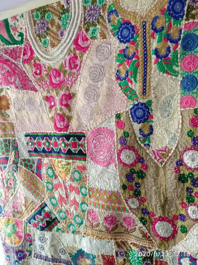 GYPSY STUDIO - Vendita all'ingrosso Arazzi/Tessuti d'arredo - Copritutto fatto a mano in patchwork di sari con ricamo a mano, formato grande1