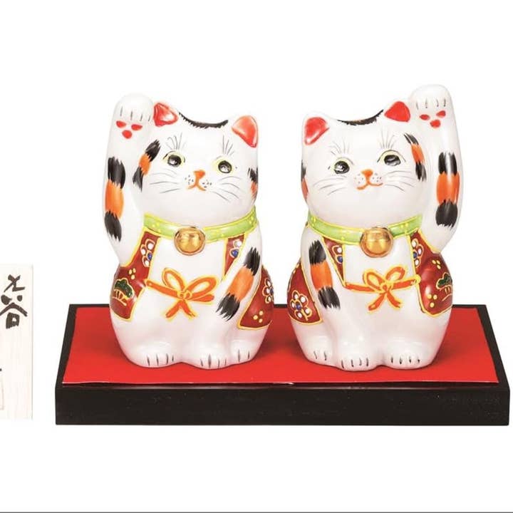 Figuritas de porcelana pintadas a mano Maneki-neko de Kutani-yaki para venta al por mayor de TheKutaniAtelier