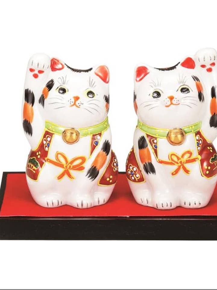 Kutani-yaki Maneki-neko Håndmalede Porcelænsfigurer for engroshandel hos TheKutaniAtelier