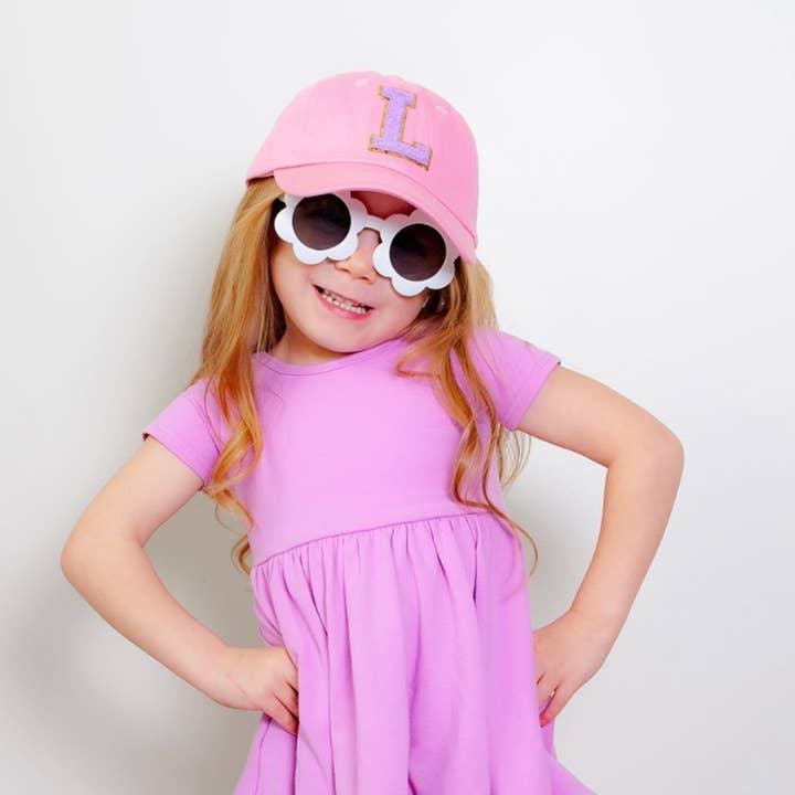 Varsity Initials i begrænset udgave - Lyserød m/Lilla - Baseballkasket til børn for engroshandel hos Little Mama Shirt Shop