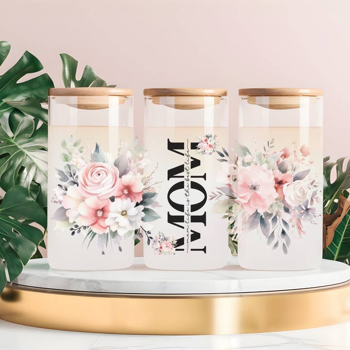 Tasse "La vie de maman est la meilleure vie" avec couvercle et paille pour la vente par CoRo & Company