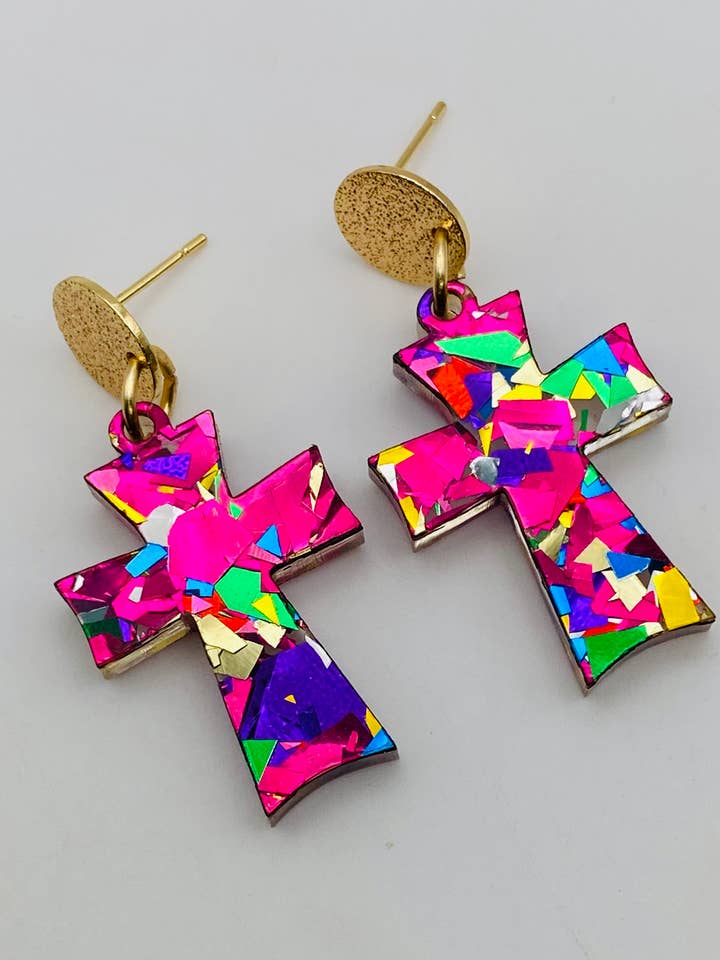 SPIRITUELLA KORS HÄNGANDE ÖRHÄNGEN för wholesale av Sandy Lou Designs