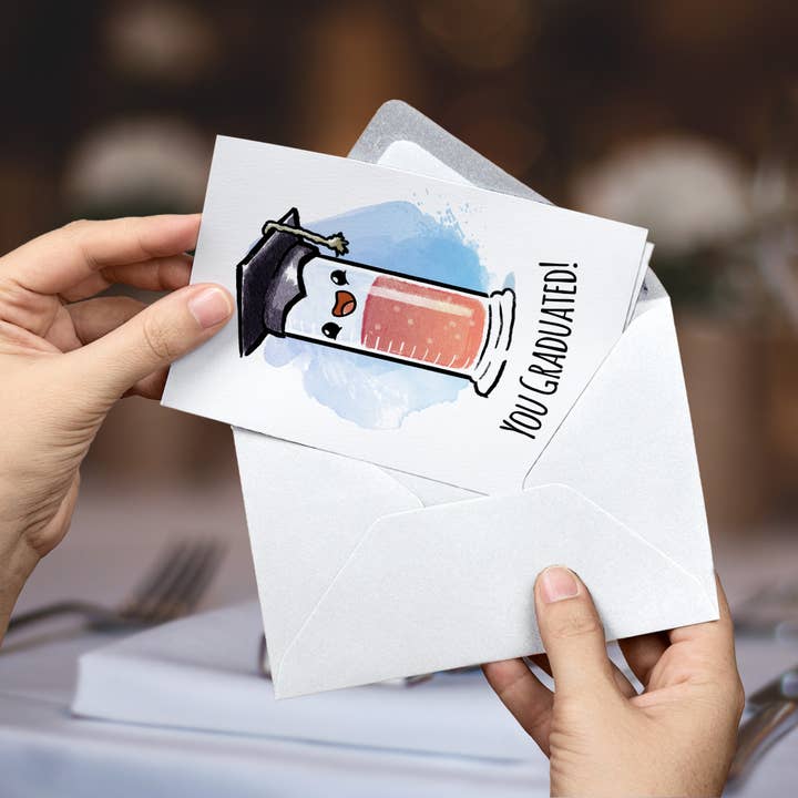 Aaron Millard Illustration - Venta al por mayor Tarjetas de graduación - Tarjeta de graduación divertida «You Graduated» (cilindro)2