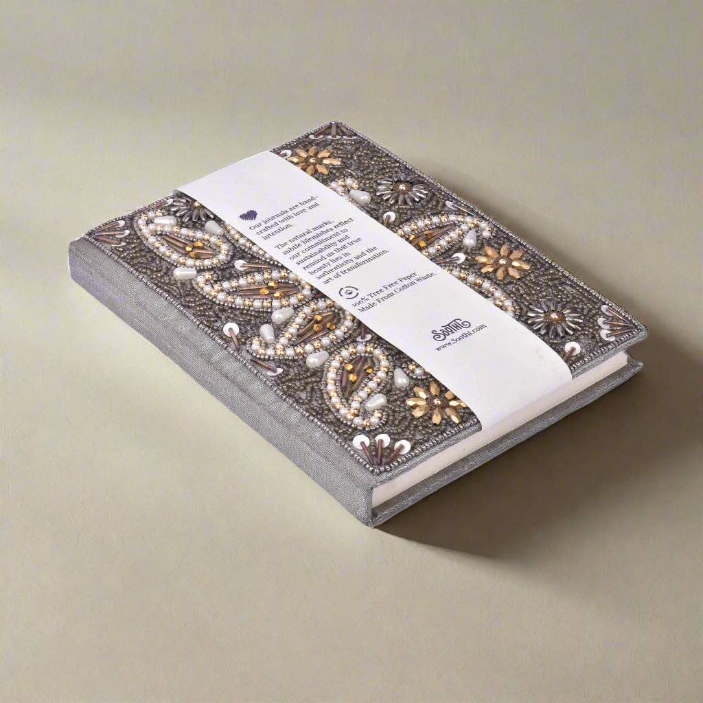 Soothi | Containers Of Creativity – Großhandel Tagebuch – VORBESTELLUNG - Exquisites Zari handbesticktes Tagebuch - Eine königliche Kunstfertigkeit 5x7 Erinnerungsstück4