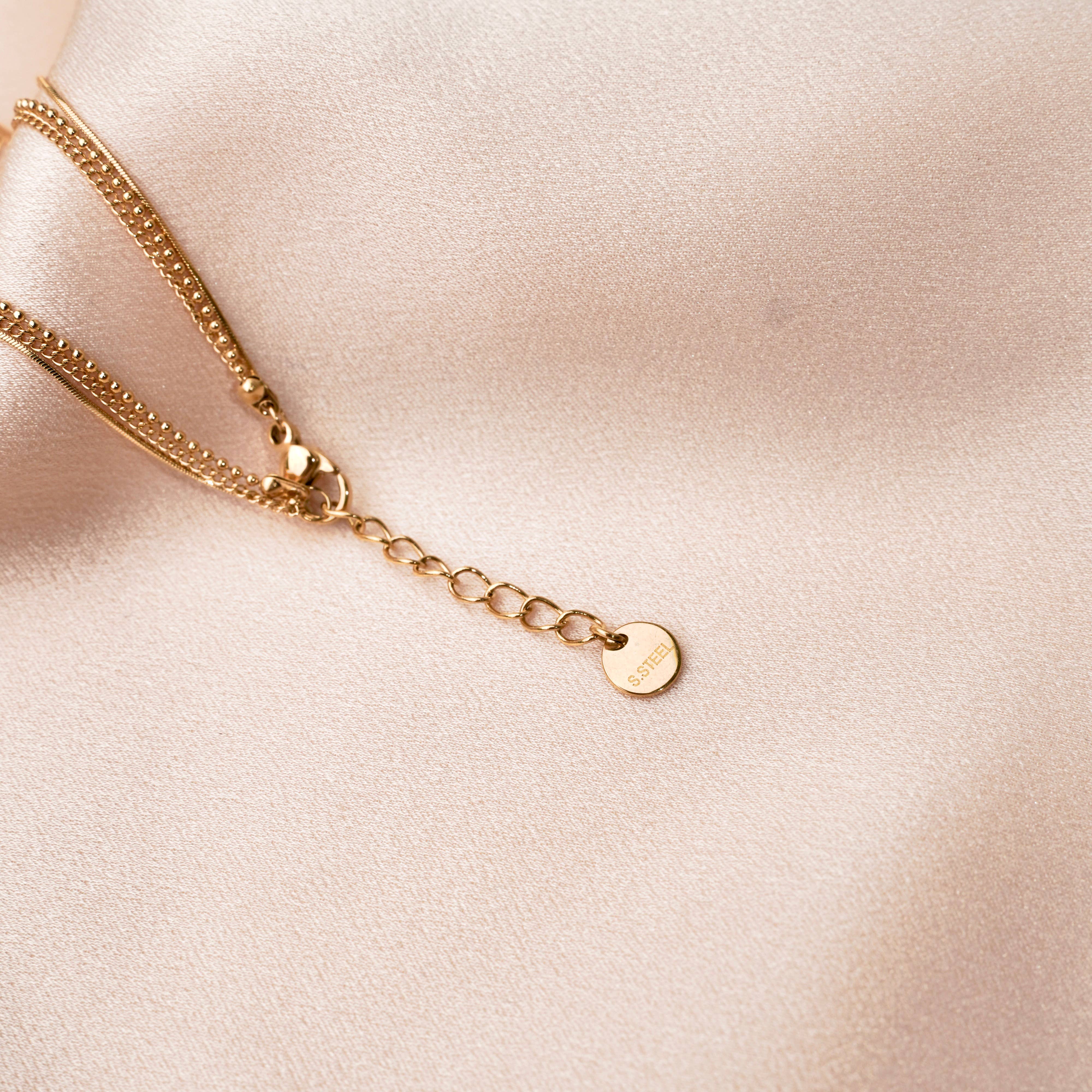 Victoire Collection – wholesale Länkar och kedjearmband – Damarmband i rostfritt stål med tre tunna kedjor2