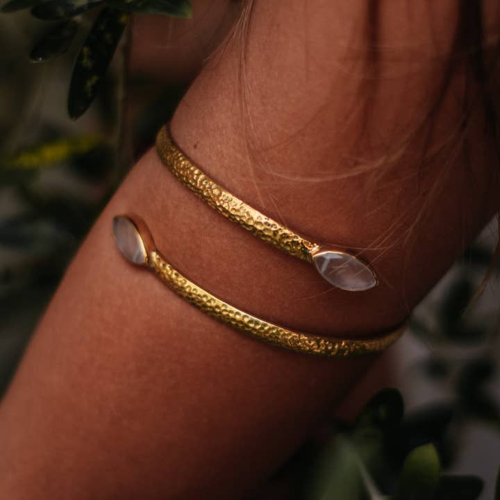 Brassard Cléopâtre en quartz rose pour la vente par The Crystal Boutique