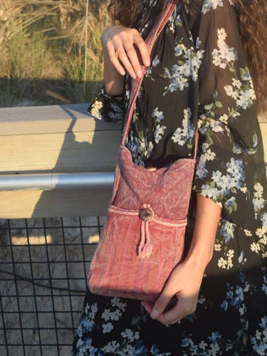 Snygg ljusbrun crossbody-väska: Slitstark bomull, för wholesale av Earth Divas