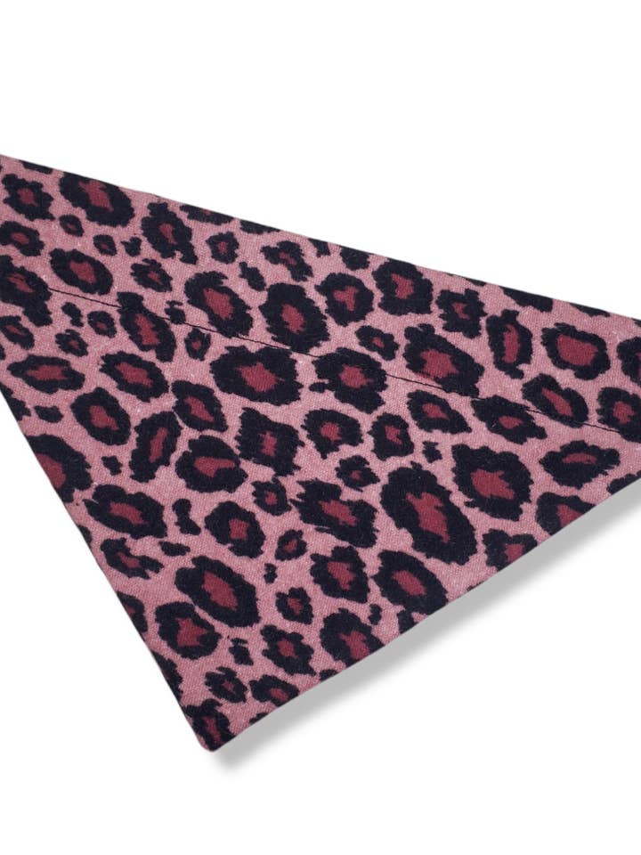 Bandana ghepardo prugna per la vendita all'ingrosso da parte di Pawtastic Attire