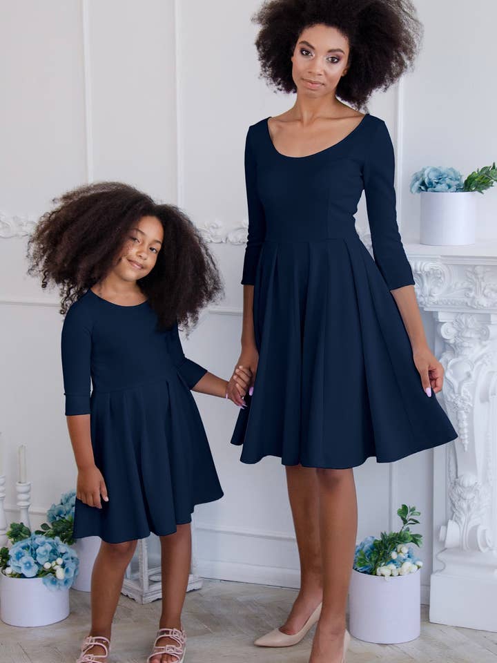 Tiefes Marineblau Skater Fit & Flare Osterparty Mama und Ich Kleider für den Großhandel von Pineapple Clothing
