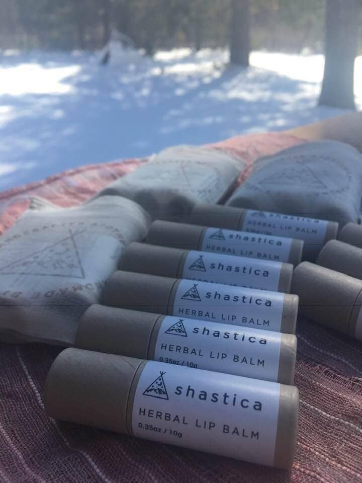 Baume à lèvres aux herbes Shastica dans un tube en papier kraft pour la vente par shastica beauty apothecary